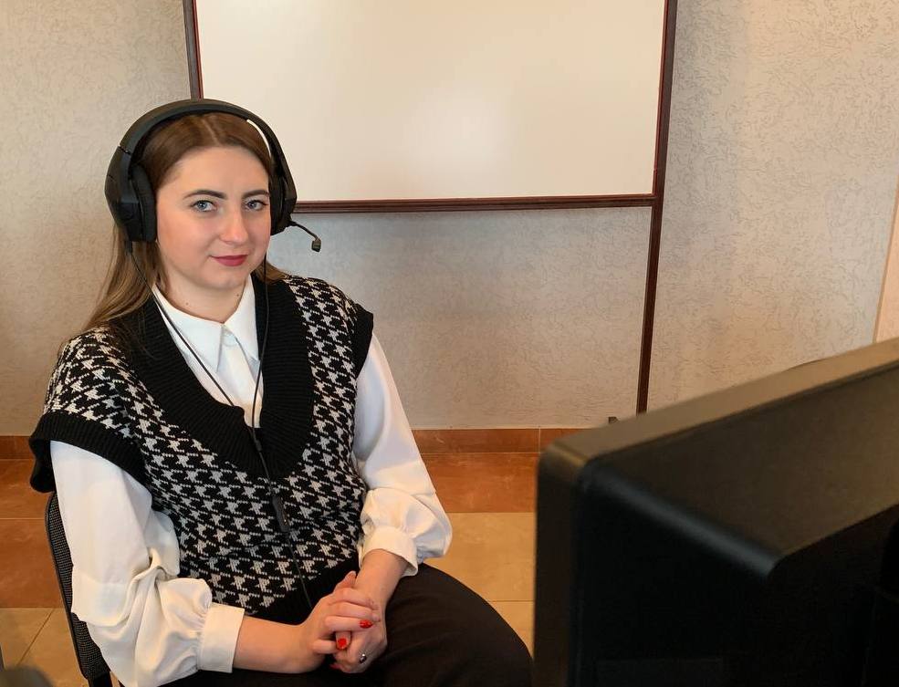 Ірина Гороховянко – журналістка та ведуча програми «Інформативно» в прямому етері на «Ух-радіо» (2019–2020), аспірантка 1 курсу спеціальності «Журналістика» ТНПУ